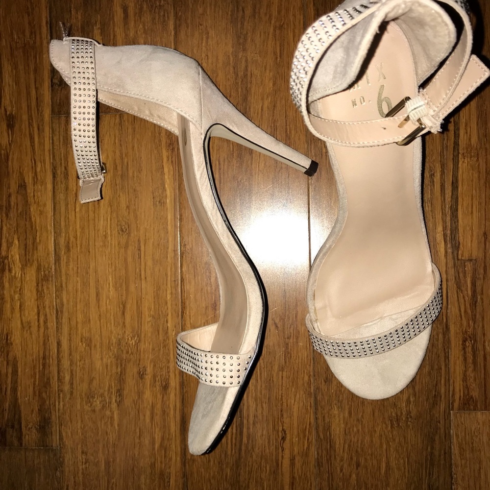 Mix No. 6, tan 4” heels with gold metal detail